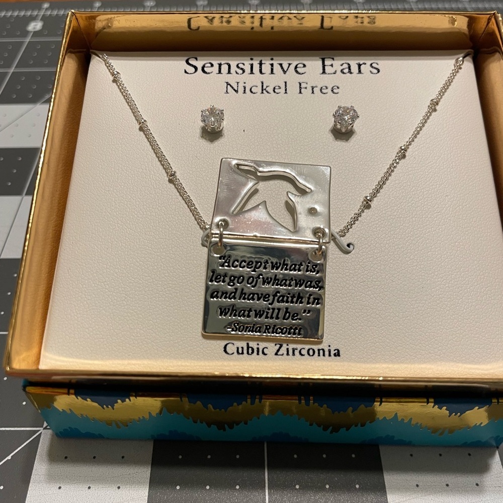 Boxed necklace and Earring Set C02 6637 - Picture 2 of 3